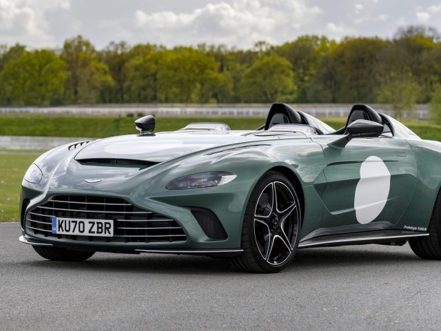 Aston martin v12 speedster dbr1 spec 2021 2 автомобиля